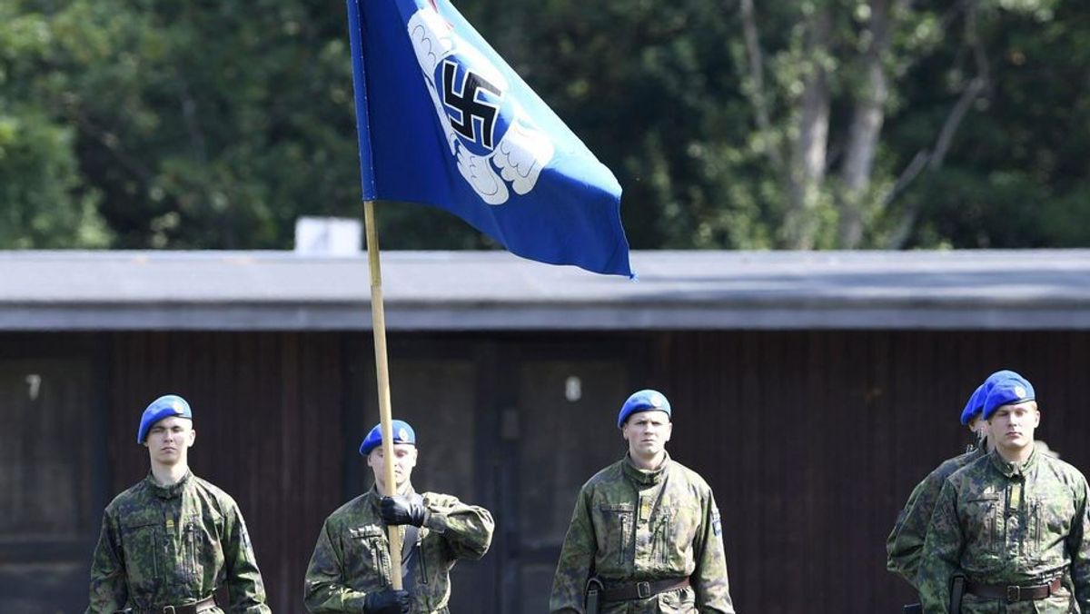 Finnische Soldaten mit einer Hakenkreuz-Flagge: Das umstrittene Symbol soll nun endgültig aus dem Militäralltag verschwinden.