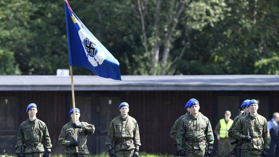 Finnische Soldaten mit einer Hakenkreuz-Flagge: Das umstrittene Symbol soll nun endgültig aus dem Militäralltag verschwinden.