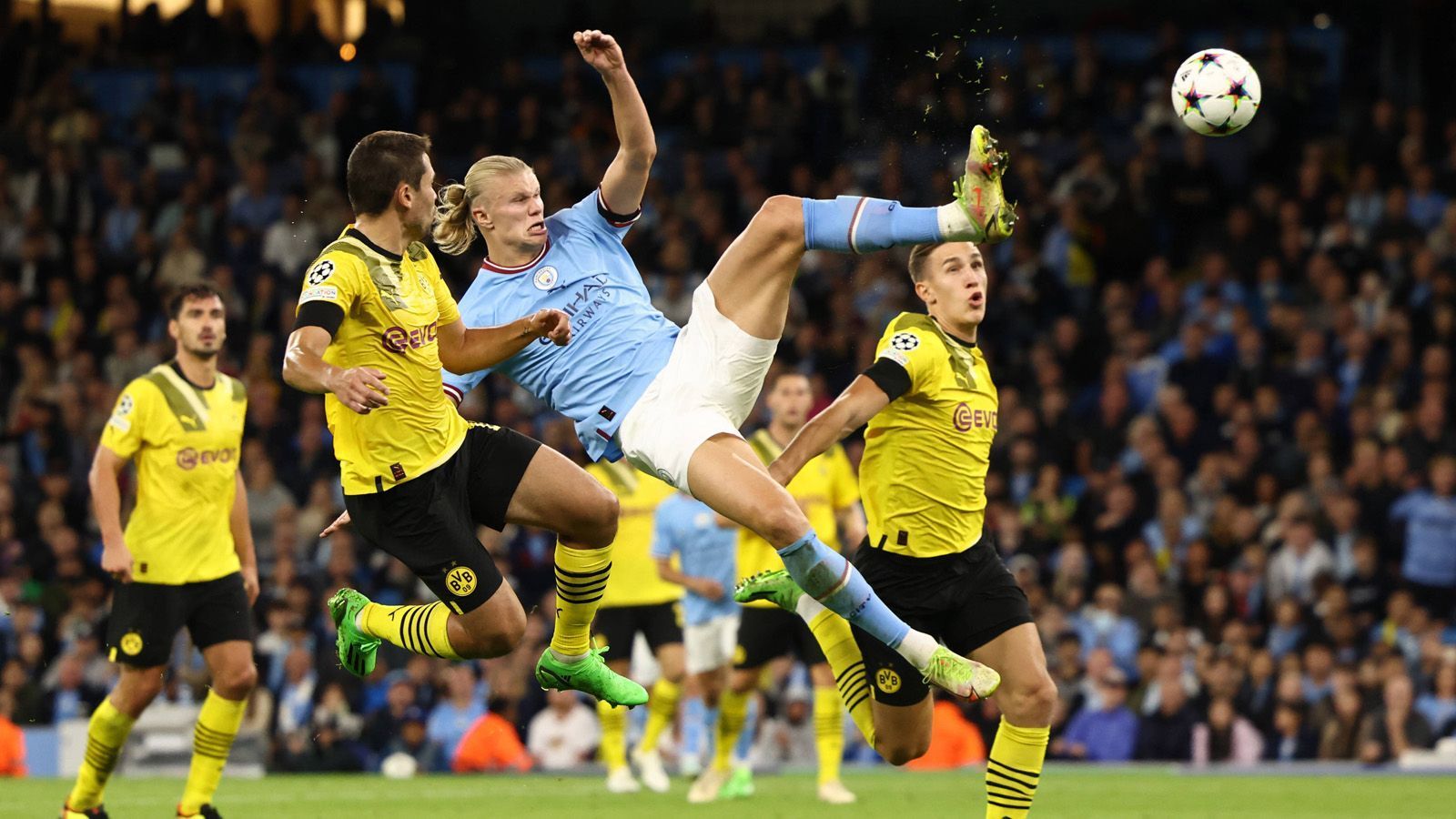 
                <strong>1</strong><br>
                Lange hat es nicht gedauert, ehe sich Erling Haaland nach seinem Abschied vom BVB bei Manchester City eingelebt hat. Mit zehn Treffern in sechs Ligaspielen führt der Star-Stürmer die Torjägerliste der Premier League schon an. Doch beim Duell gegen seinen alten Arbeitgeber in der Gruppenphase der Champions League war der Norweger über weite Strecken abgemeldet. Aber eben nur über weite Strecken. ran hat Haaland 90 Minuten lang beobachtet.
              