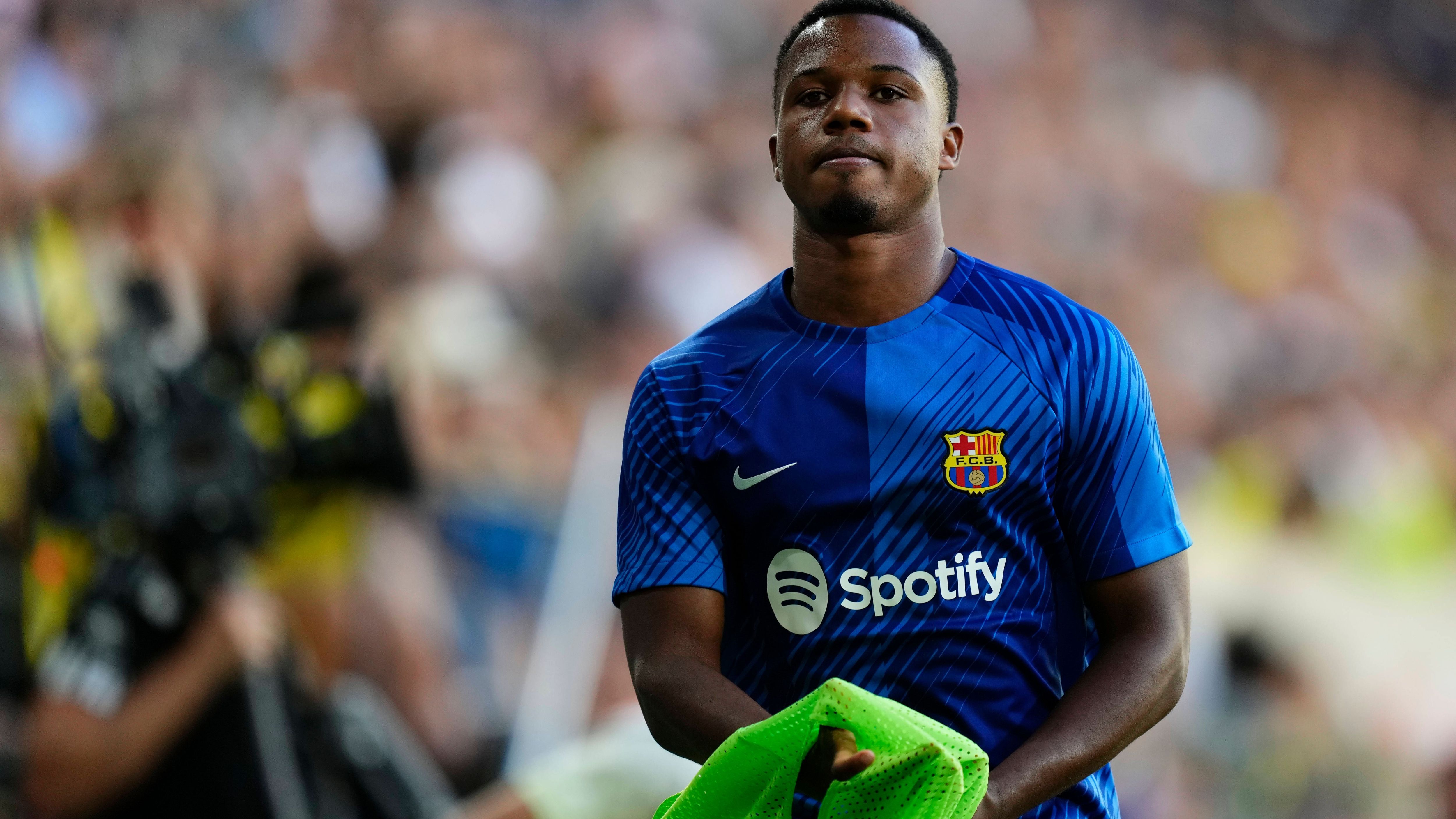 <strong>Ansu Fati (FC Barcelona)</strong><br>WIe Fabrizio Romano berichtet, hätten sich beide Vereine bereits geeinigt. Ansu Fati befinde sich schon auf dem Weg nach England zum Medizincheck. Brighton werde demnach 80 Prozent des Gehalts des Mega-Talents übernehmen. Ein absoluter Sensationstransfer!