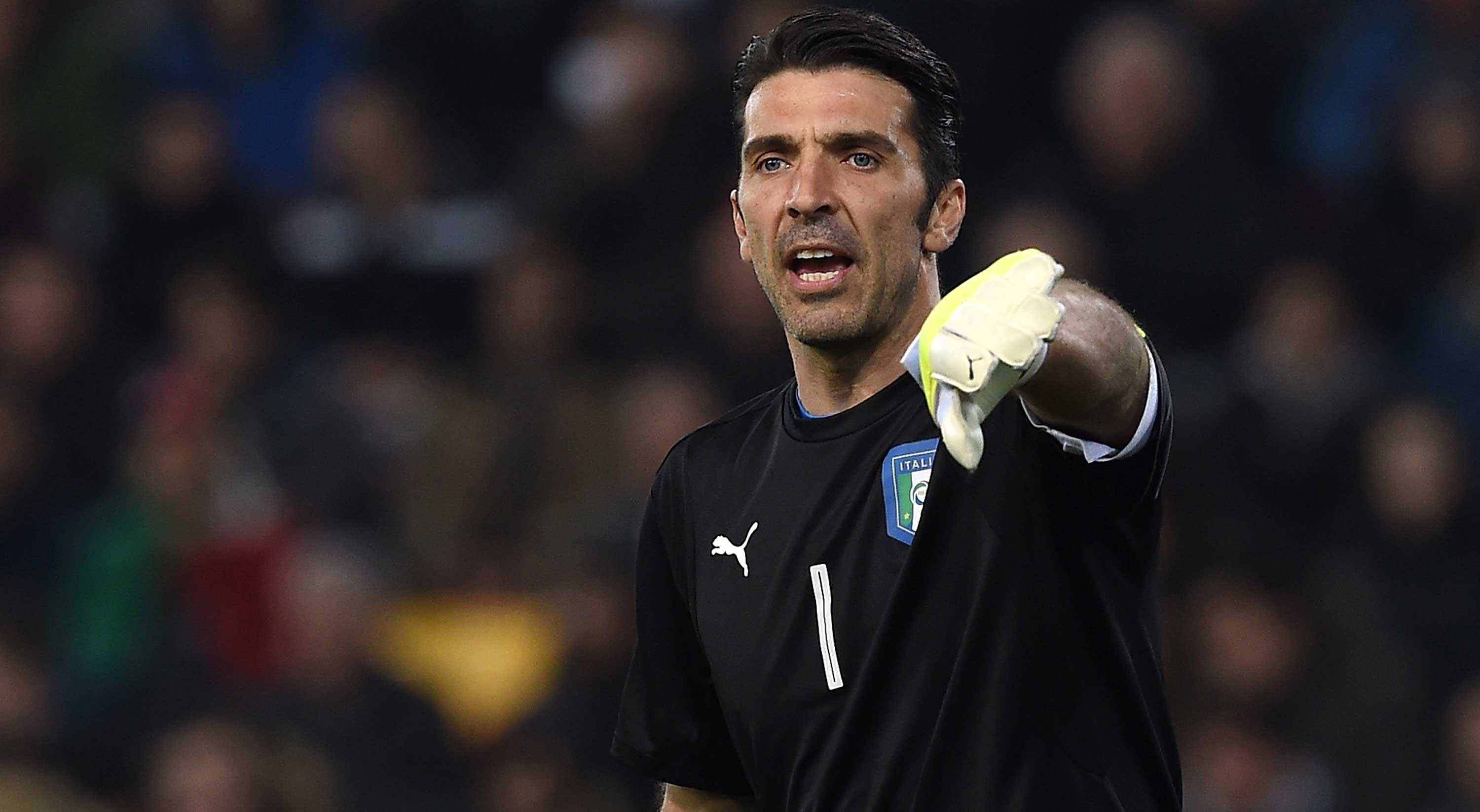 
                <strong>Tor: Gianluigi Buffon (Italien)</strong><br>
                Tor: Gianluigi Buffon. Der italienische Rekordspieler ist der sichere Rückhalt in Zambrottas EM-Traum-Elf. Kein Wunder, schließlich gehört "Gigi" trotz seiner 38 Jahre noch immer zu den besten Torhütern dieses Planeten. Bislang hat es für Buffon zwar noch nicht zum EM-Titel gereicht, aber in Frankreich startet er natürlich einen neuen Anlauf.
              