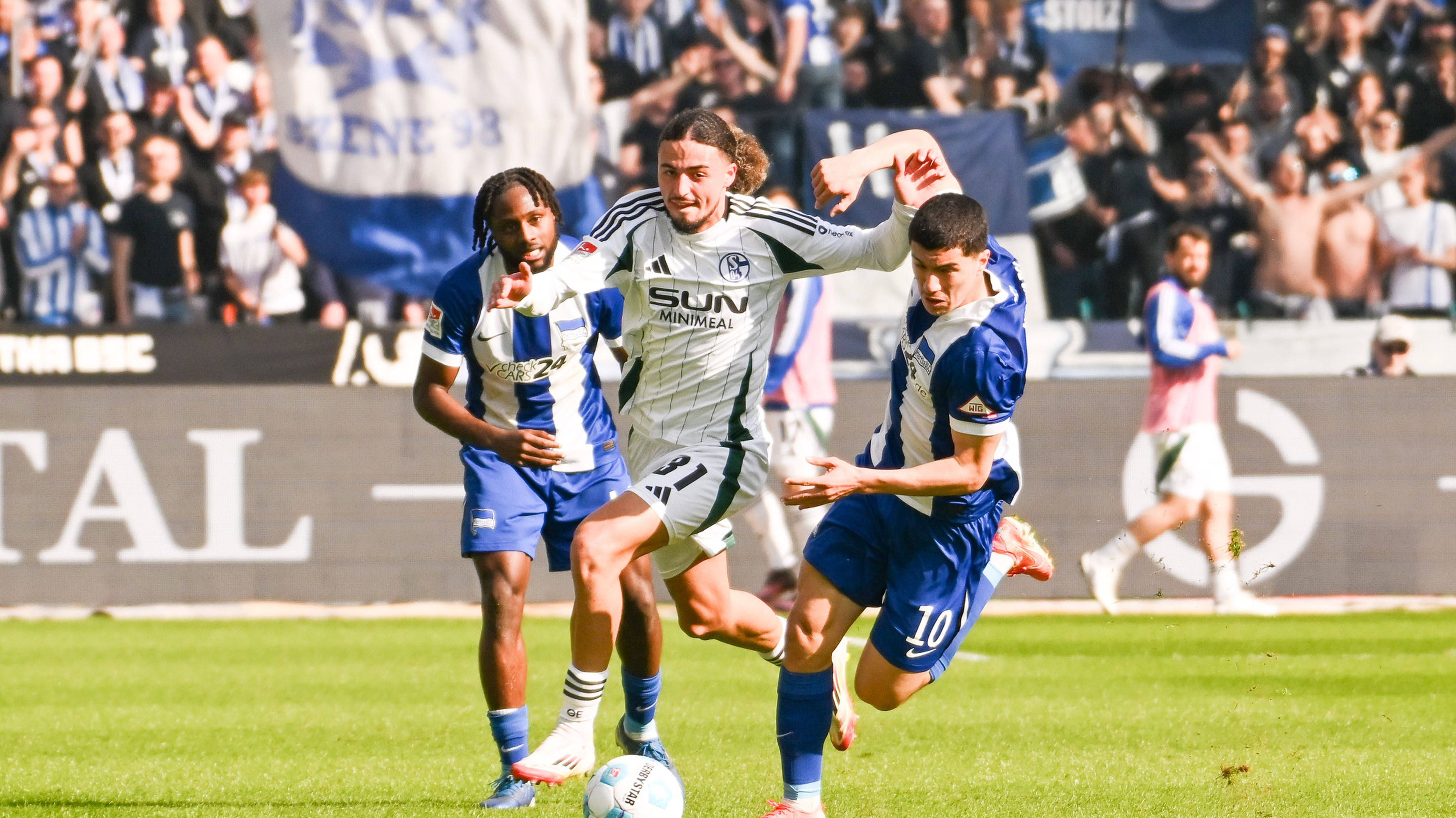 <strong>Taylan Bulut (FC Schalke 04)</strong><br>Einer der Emporkömmlinge aus der Knappenschmiede ist Rechtsverteidiger Taylan Bulut. Der U19-Nationalspieler überzeugt beim FC Schalke 04 mit konstanten Leistungen. Die haben offenbar auch Begehrlichkeiten in der Bundesliga geweckt. Laut "kicker" soll der SC Freiburg Interesse an einer Verpflichtung haben. Laut "WAZ" hat Bulut eine Ausstiegsklausel von rund acht Millionen Euro in seinem Vertrag.