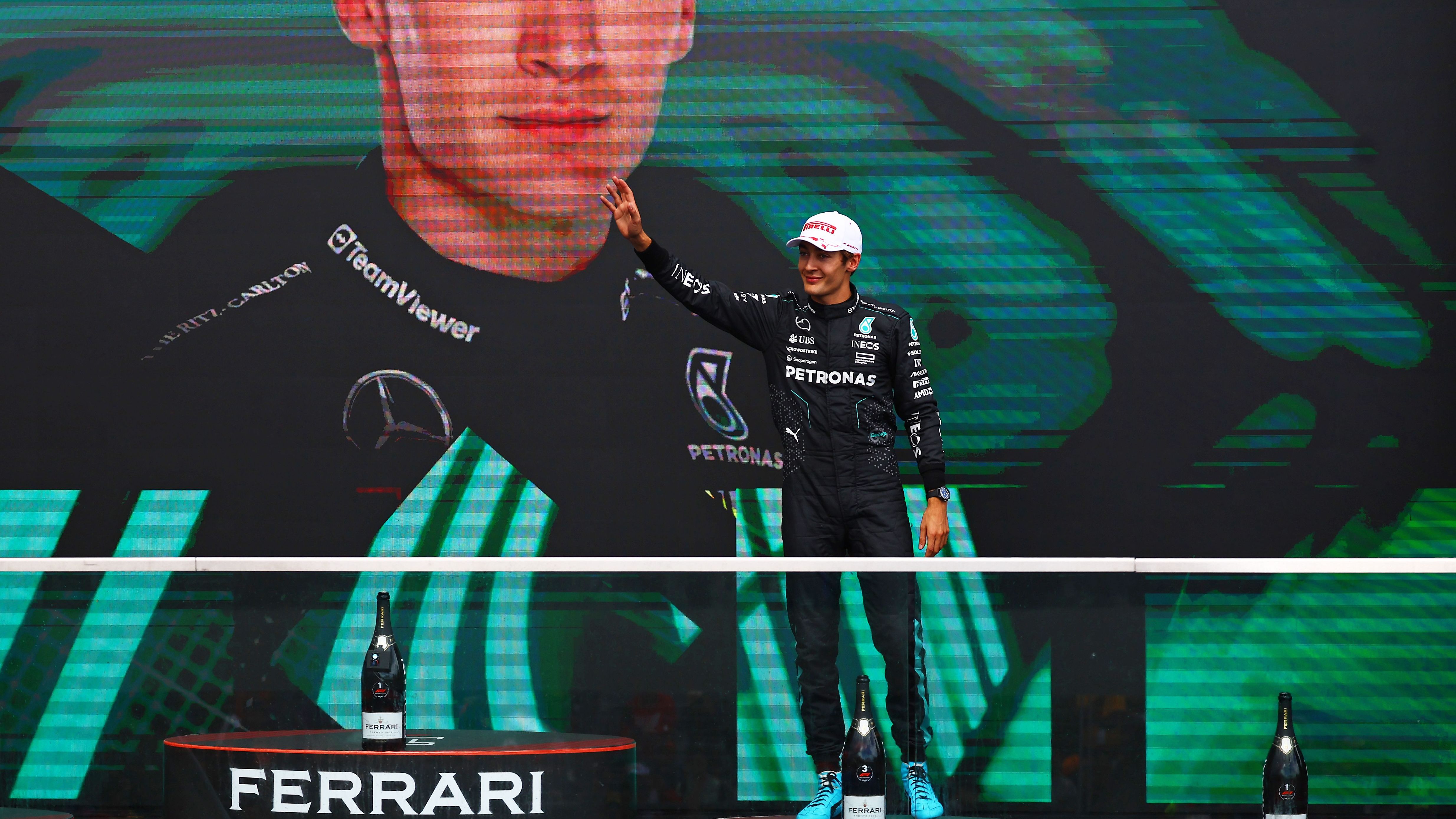 <strong>Mercedes (Gewinner)</strong><br>Platz drei von George Russell ist das erste Podium der Saison, was über das Mercedes-Jahr schon alles aussagt. Doch die Ränge drei und vier (Lewis Hamilton) unterstreichen einen gewissen Aufwärtstrend. Es sei toll, dass es nach vorne gehe, sagte Russell. Noch toller wäre es für die Silberpfeile, wenn es so weitergeht.