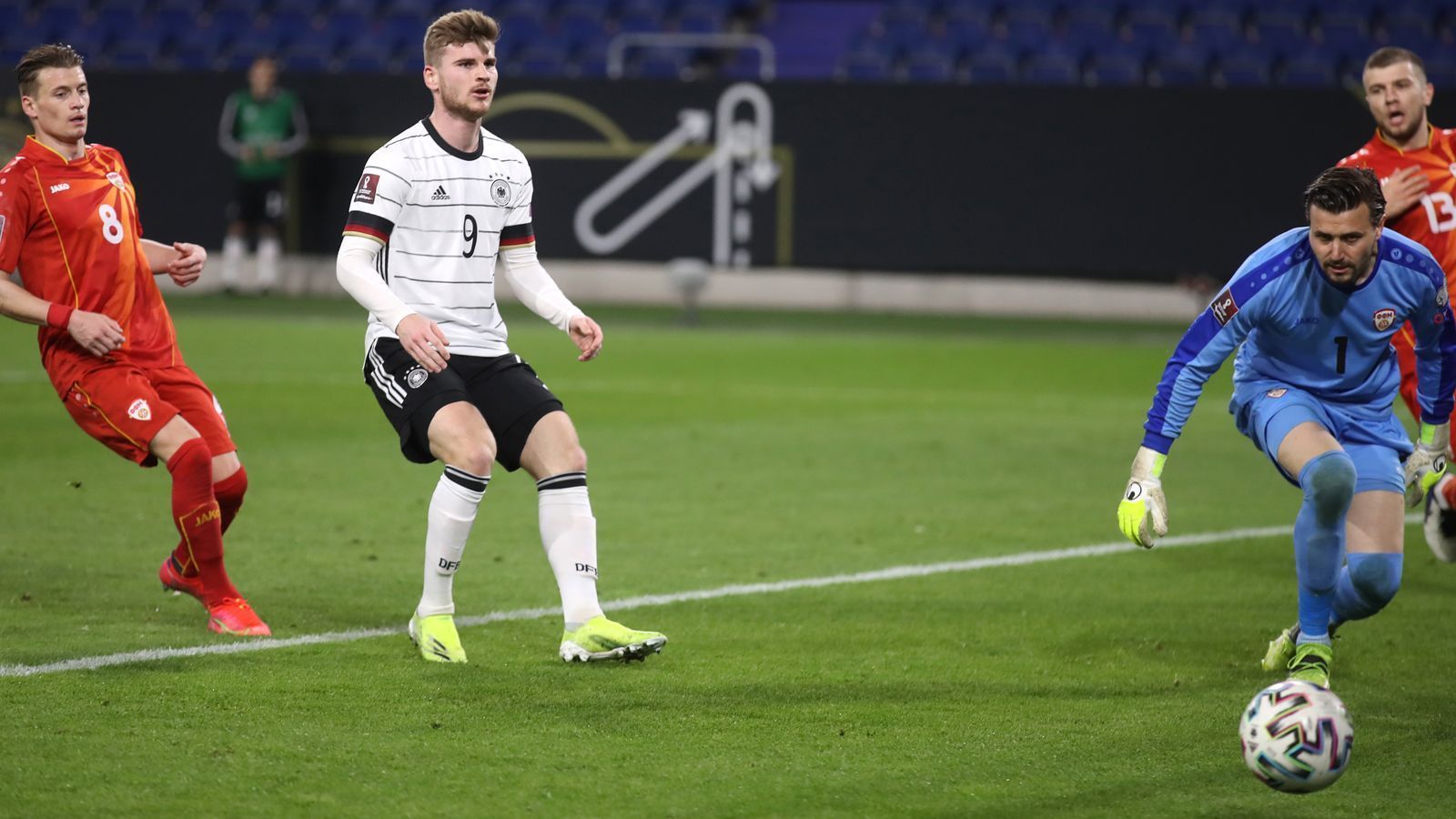 
                <strong>Timo Werner </strong><br>
                Ähnlich wie Havertz, so hat auch Timo Werner bei seinem neuen Klub Chelsea einen recht schweren Stand - vor allem bei den Fans. Nicht zuletzt aufgrund zahlreicher, vergebener Top-Torchancen gilt der frühere Leipziger bei den Londonern schon als Transferflop. Bundestrainer Löw setzt aber dennoch weiterhin auf den Angreifer, der bislang zu 38 Länderspiel-Einsätzen kam und dabei 15 Treffer erzielte. 
              