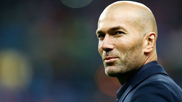 
                <strong>Zidanes Premier-League-Top-Elf</strong><br>
                Zinedine Zidane gehörte zu den besten Fußballern der Welt. Seine Ballbehandlung, sein Auge und sein Geschick machten den heutigen Trainer von Real Madrid zu einem ganz besonderen Spieler. Auch wenn er selbst nie in England gekickt hat, hat er für die englische Zeitung "The Sun" nun seine Top-Elf der Premier League aufgestellt.
              