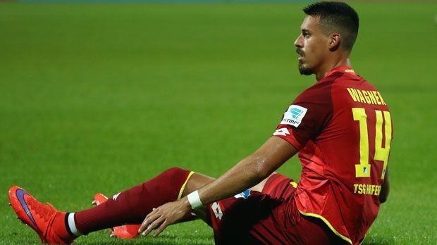 
                <strong>Platz 3: Sandro Wagner (4/7) - 57,1%</strong><br>
                Platz 3: Sandro Wagner (4/7) - 57,1%. Der Neu-Hoffenheimer verschoss in der Bundesliga drei seiner sieben Elfmeter. Betrachtet man seine Gesamtbilanz aus allen Wettbewerben, fanden sogar nur sechs von zwölf Bällen den Weg ins Tor. Für das Elfmeterschießen ist in Hoffenheim aber ohnehin Andrej Kramaric zuständig.
              