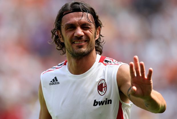 
                <strong>Abwehr: Paolo Maldini (AC Mailand)</strong><br>
                Für Roberto Carlos ein Muss in seiner Top-Elf: "Ich habe mit Brasilien und Madrid gegen ihn gespielt. Er zeigt immer so viel Gelassenheit als Verteidiger."
              