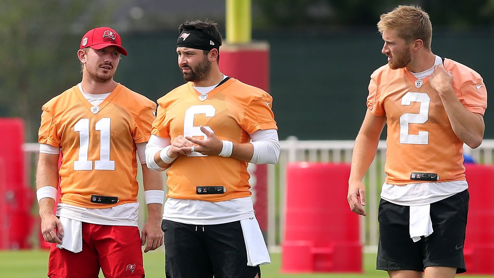 
                <strong>Brady-Erbe gesucht</strong><br>
                Eine neue Zeitrechnung wird währenddessen bei den Tampa Bay Buccaneers eingeleitet - Jahr eins nach Quarterback Tom Brady. Auf dem Papier wird aktuell Baker Mayfield als Nachfolger gehandelt. Der Karriereverlauf des ersten Picks im NFL Draft 2018 ähnelt einer Achterbahnfahrt - mit einigen Höhen, aber auch vielen Tiefen. In der vergangenen Saison entließen ihn die Carolina Panthers, im Anschluss zeigte er bei den Los Angeles Rams in einigen Spielen sein Können. Abseits von Mayfield dürfte sich Kyle Trask Hoffnungen auf Spielzeit machen. Immerhin investierten die Bucs vor zwei Jahren einen Zweitrundenpick in den Youngster, der bisher noch kaum NFL-Luft schnuppern durfte.   
              