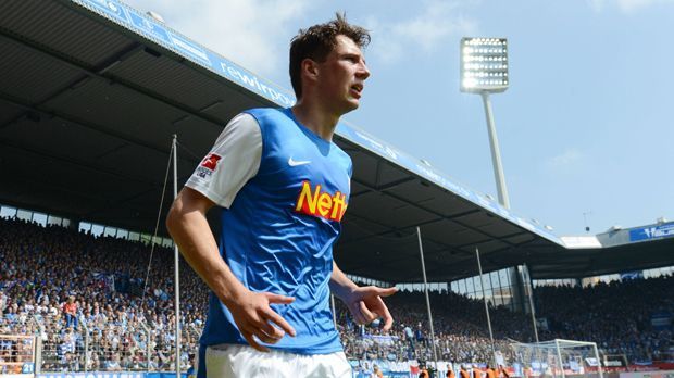 
                <strong>Verlierer VfL</strong><br>
                Bei dem ganzen Deal gibt es einen großen Verlierer: den VfL Bochum. Die Verantwortlichen hatten sich bei Goretzkas Wechsel nach Schalke im Sommer 2013 eine Beteiligungsklausel für den Fall des Weiterverkaufs vor 2018 festschreiben lassen. Bochum hätte bei jedem Betrag, der über vier Millionen Euro liegt, 20 Prozent mit verdient. Ebenso wie Goretzka und dessen Berater auch. Drei Gründe, warum ein Verkauf des 22-Jährigen im Winter keinen Sinn machte. Einen Rückkauf der Klausel über eine Million lehnte der VfL im Sommer übrigens ab. Da Goretzka nun ablösefrei gehen wird, partizipiert der VfL auch als Ausbildungsklub nach Fifa-Regeln nicht.
              