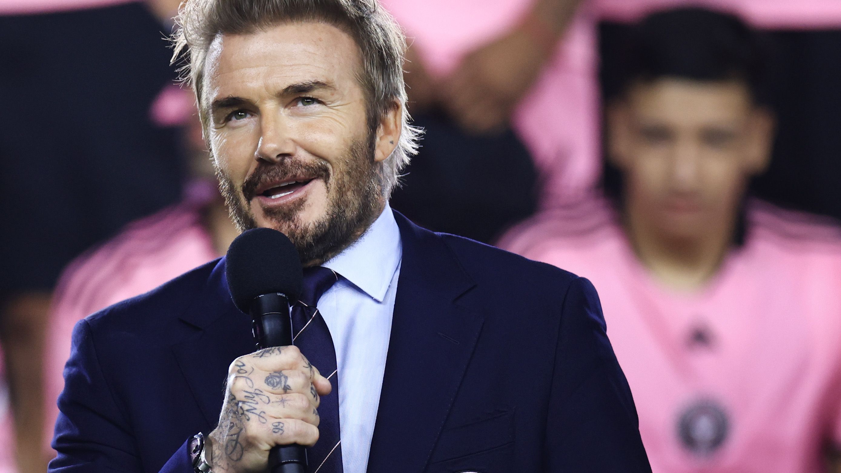 <strong>David Beckham</strong><br>... denn auch David Beckham war als Paramount+-Kommentator am Mikrofon. Dabei wird ihm aufgefallen sein, dass das CL-Finale deutlich weniger Drama zu bieten hatte als jenes von 1999, bei dem er selbst auf dem Rasen stand.