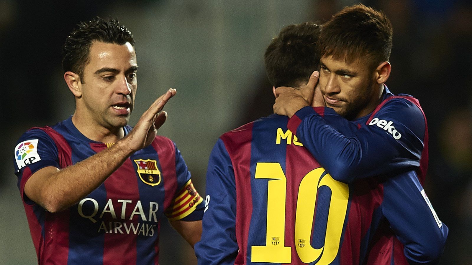 
                <strong>Hinter Rückholaktion von Neymar setzt Xavi ein Fragezeichen</strong><br>
                Ein absoluter Superstar wäre obendrein natürlich perfekt. Da sich Gerüchte um eine Rückholaktion von Neymar hartnäckig halten, spinnt Xavi diese Personalie direkt weiter - allerdings mit kleiner Einschränkung: "Ich weiß nicht, ob er menschlich in das Team passen würde, aber rein vom Fußballerischen her wäre das ein spektakulärer Transfer." Zwei Jahre lang - von 2013 bis 2015 - hatte der gebürtige Katalane bereits das Vergnügen, Mitspieler des eigenwilligen Brasilianers zu sein. Auch hier würde natürlich eine happige Ablöse fällig werden, Neymar scheint einer Rückkehr jedoch nicht abgeneigt zu sein.
              