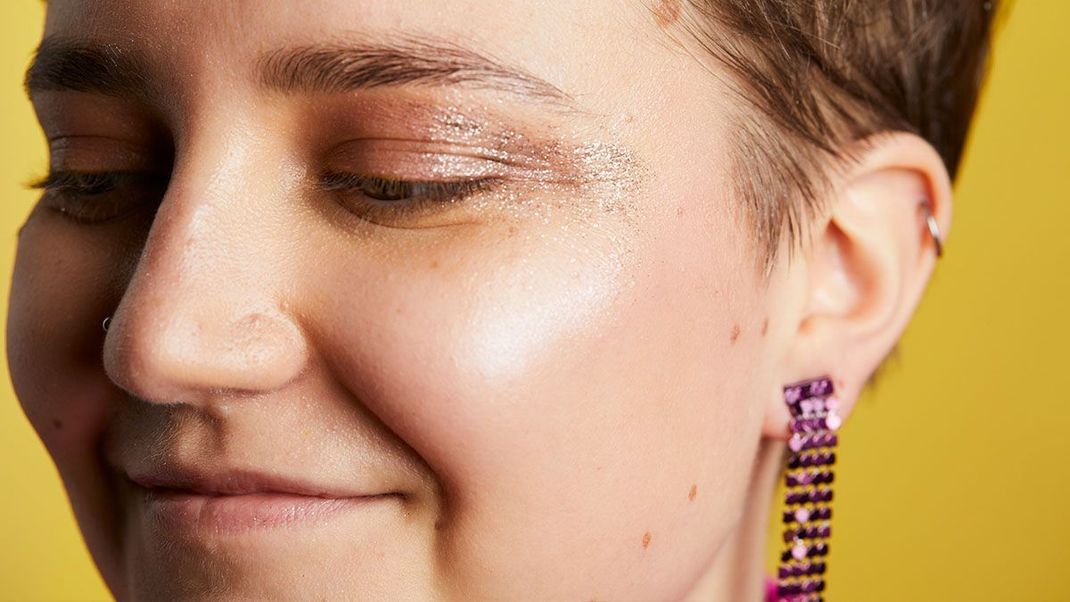 Mit 6 einfachen Schritten ein elfenhaftes Make-up mit Glitter zaubern – überzeugt euch von unserem Make-up Tutorial!