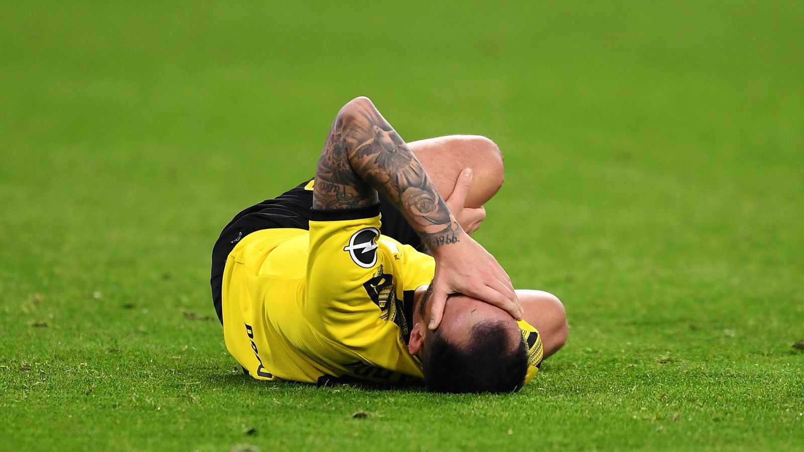 
                <strong>Verlierer: Pablo Alcacer (Borussia Dortmund)</strong><br>
                In der vergangenen Saison war Paco Alcacer noch der gefeierte Held der Dortmunder. Der Spanier schoss in 32 wettbewerbsübergreifenden Partien 19 Tore. Doch in dieser Spielzeit ist der 26-Jährige nur ein Schatten seiner selbst. Auch aufgrund einer Achillessehnenreizung und einer Blessur am Knie kam er nur am Anfang der Saison so richtig auf Touren. Seit dem vierten Spieltag wartet der ehemalige Spieler des FC Barcelona auf einen Torerfolg. Wegen seiner persönlichen Misere fühlten sich die Dortmunder genötigt, in der Winterpause in Form von Erling Haaland einen neuen Stürmer zu holen. Ob Alcacer sich dem Zweikampf stellt, ist nicht klar. Erste Stimmen sprechen schon von einem möglichen Winter-Abgang zu Atletico Madrid.
              