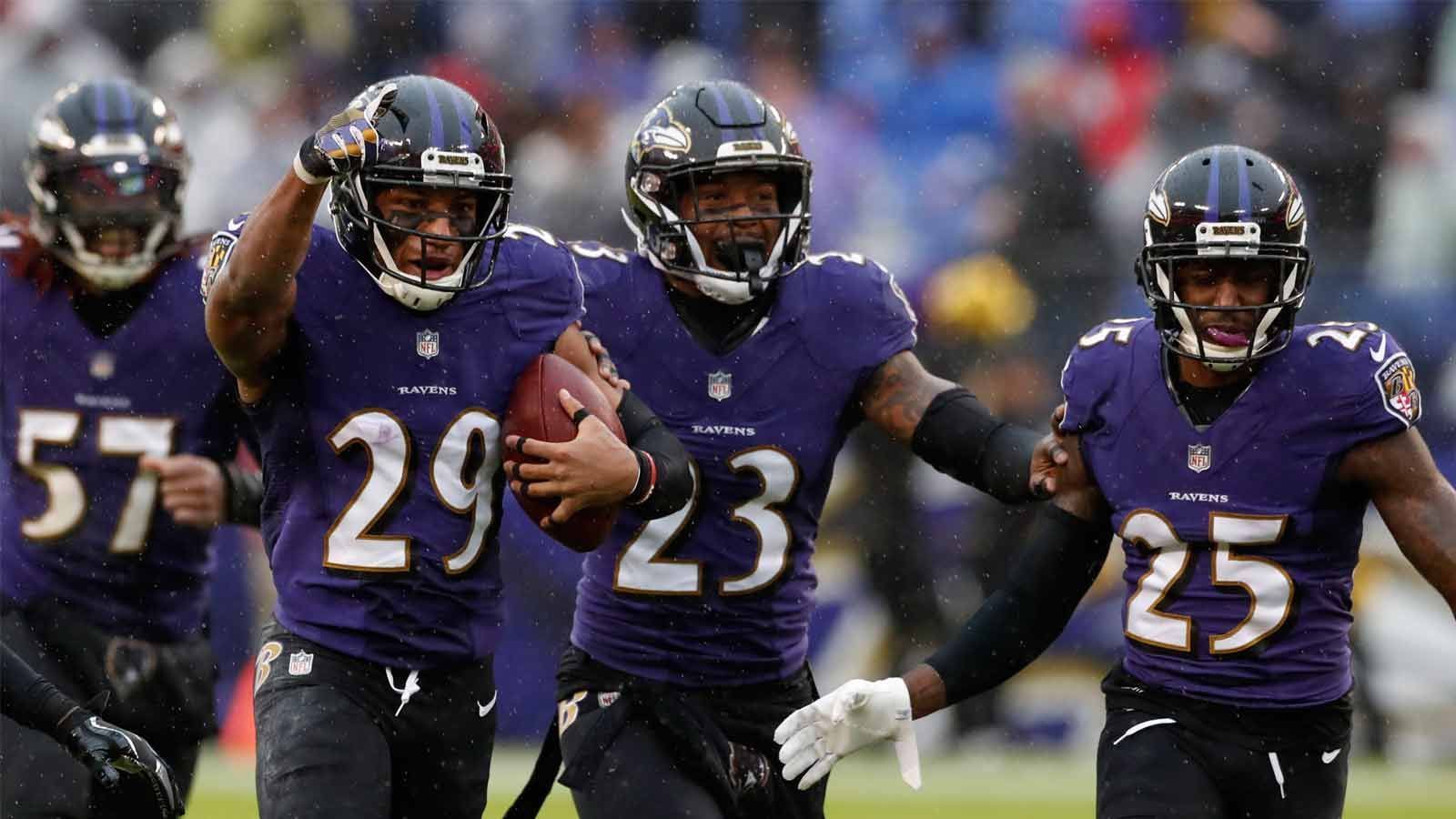 
                <strong>Baltimore Ravens (8-6) 6th Seed</strong><br>
                Für die Baltimore Ravens steht in den letzten beiden Wochen besonders viel auf dem Spiel. Denn für das Team um Rookie-Quarterback Lamar Jackson ist noch alles möglich: Division-Titel, Playoff-Teilnahme ohne Division-Titel und das Verpassen der Playoffs. Mit einer Bilanz von 8-6 stehen die Ravens im Moment genauso gut da wie die Indianapolis Colts und die Tennessee Titans. Die Ravens verlieren ihren Playoff-Platz mit einer Niederlage in den kommenden zwei Wochen, einem Sieg der Steelers und zwei Siegen von den Colts oder den Titans. Den Divisiontitel und ein Heimspiel in der ersten Playoff-Runde sichert sich das Team um Jackson bei einer Niederlage der Steelers und eigenen Siegen in den letzten beiden Spielwochen.Nächste Gegner: at Los Angeles Chargers, vs. Cleveland
              