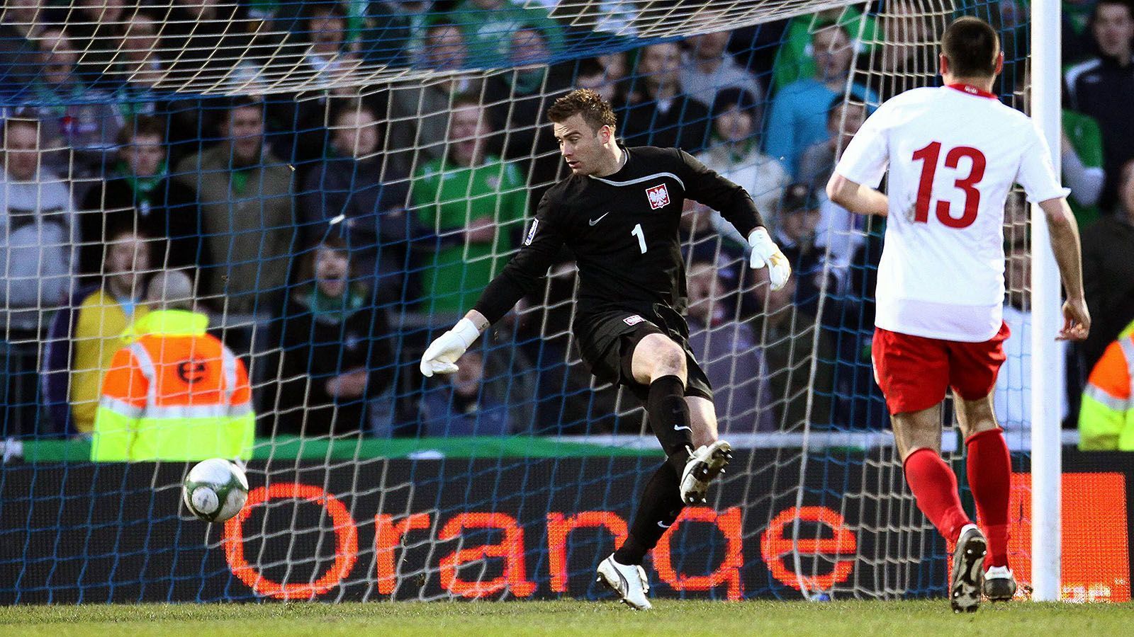 
                <strong>Artur Boruc (Polen) </strong><br>
                …der polnische Nationalkeeper nahm Maß und wollte den Ball weit ins Feld zurückschlagen. Doch kurz bevor Boruc den Ball erwischen konnte, hüpfte die Kugel aufgrund einer Unebenheit in die Höhe und Boruc trat am Ball vorbei. Anstatt in Richtung Mittelkreis zu fliegen, kullerte das Leder am verdutzten Torhüter vorbei ins Tor zum vorentscheidenden 3:1 für die Nordiren.
              