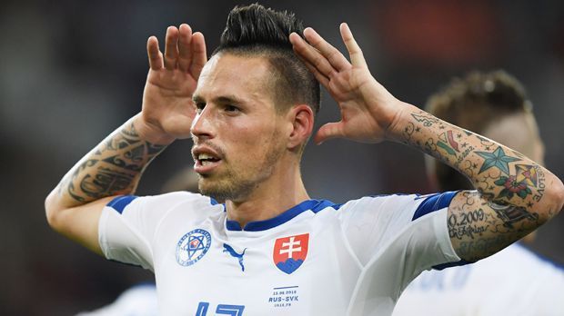 
                <strong>Mittelfeld: Marek Hamsik (Slowakei)</strong><br>
                Mittelfeld: Marek Hamsik (Slowakei). Fraglich, ob die Slowaken das Achtelfinale ohne Hamsik erreicht hätten. Der Mittelfeldspieler ist der Superstar des Achtelfinal-Gegners der Deutschen. Durch sein Traumtor und seine sensationelle Vorlage gegen Russland, hat sich die Slowakei den dritten Platz der Gruppe C ergattert.
              