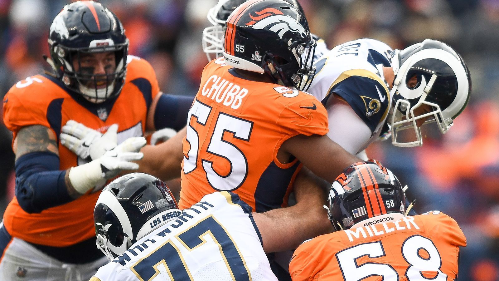 
                <strong>Prunkstück: Elitärer Pass Rush</strong><br>
                Die Outside Linebacker der Broncos sind entgegen der ILBs über alle Zweifel erhaben. Die Broncos besitzen eines der besten, wenn nicht das beste Pass-Rush-Duo der Liga. Von Miller ist einer der Top-Rusher der Liga. Und mit Bradley Cubb fiel den Broncos im Draft 2018 ein weiteres Rush-Monster in den Schoß. Ein wahrer Matchup-Albtraum für gegnerische Quarterbacks. 44 Sacks konnte der Pass Rush in der vergangenen Saison verbuchen, allein Miller war für 14,5 Sacks verantwortlich. Doch trotz der Dominanz im Pass Rush konnten die Broncos insgesamt zu wenige gegnerische Angriffe stoppen und Punkte verhindern. Die Gründe dafür liegen ein Stück weiter hinten im Backfield.
              