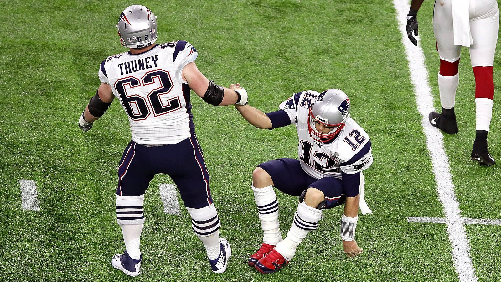 
                <strong>Die Großverdiener</strong><br>
                Joe Thuney: 352.578 Dollar. Der Guard startete in 48 Spielen für die New England Patriots und verschaffte Quarterback Tom Brady genug Zeit für seine Pässe. 
              