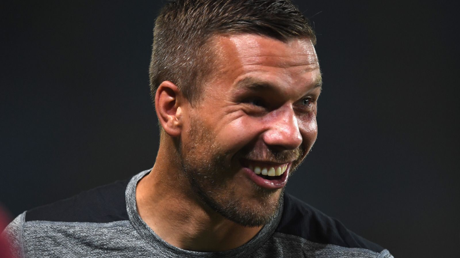 
                <strong>Podolski der neue Seeler</strong><br>
                Seit dem Abstieg des Hamburger SV macht sich Uwe Seeler nur noch in der 2. Bundesliga Sorgen um den HSV. Zum Nachfolger kürt sich Lukas Podolski, der sich fortan Woche für Woche Sorgen um seinen "effzeh" macht. Immer wieder fordert er ein Ende der Unruhe rund um den Klub, die er aus der Türkei klug lanciert. Im Winter kehrt der verlorene Sohn tatsächlich endlich zurück. Da Karneval Corona zum Opfer fällt, springt der FC als Karnevalsklub mit allerlei Chaos nur allzu gerne ein. Am Ende steht der Abstieg. Und Sorgen macht sich Podolski immer noch.
              