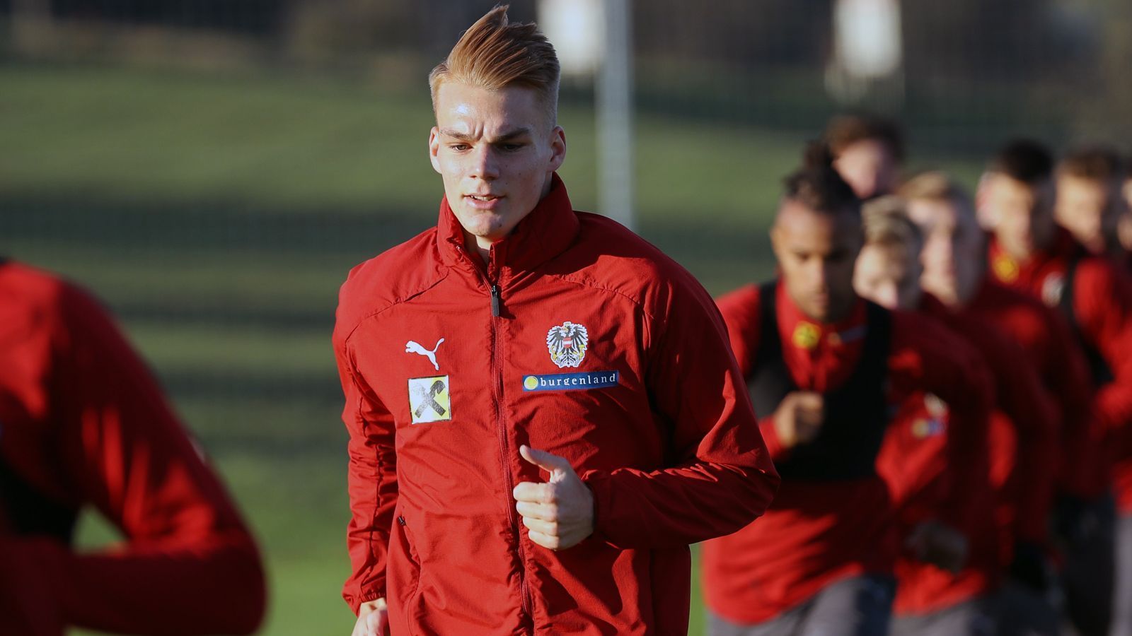 
                <strong>Philipp Lienhart (SC Freiburg)</strong><br>
                Seit dem Herbst 2017 wartet Freiburgs Innenverteidiger Philipp Lienhart auf eine weitere Bewährungschance im ÖFB-Team. Damals bestreitet der heute 23-Jährige sein Länderspiel-Debüt, doch anschließend kommt kein weiterer Einsatz hinzu. Dabei ist das frühere Real-Talent im Laufe der EM-Qualifikation immerhin bei fünf der bisherigen neun Begegnungen im Kader. Aber: Die Innenverteidigung ist möglicherweise die derzeit auch in der Breite am stärksten besetzte Position im österreichischen Aufgebot. Dadurch haben es eben Talente wie Lienhart schwer, zu A-Länderspielen zu kommen.
              