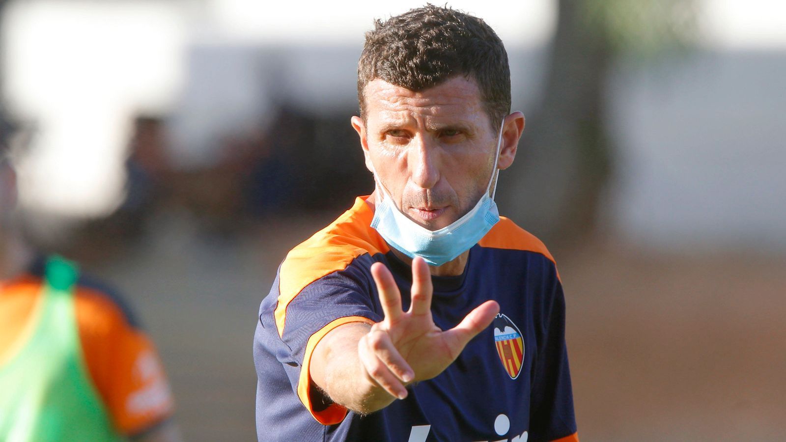 
                <strong>Javi Gracia (FC Valencia)</strong><br>
                Und noch ein dritter England-Rückkehrer in La Liga. Der Spanier Javi Gracia war bis September 2019 Trainer des späteren Premier-League-Absteigers Watford und seitdem vereinslos. Nun steigt der 50-Jährige beim FC Valencia ein und hat eine durchaus schwierige Aufgabe vor sich. Der einstige Topklub hat nämlich finanzielle Schwierigkeiten und war bzw. ist daher dazu gezwungen, einige Stars zu verkaufen. So verließen bereits Rodrigo (Leeds), Ferran Torres (Manchester City) sowie Francis Coquelin und Dani Parejo (beide Villarreal) den Verein. Da dies aber wohl noch nicht das Ende der Verkaufswelle darstellen wird, muss Gracia voraussichtlich mit einen ziemlich neu zusammengestellten Team in die Saison starten. 
              