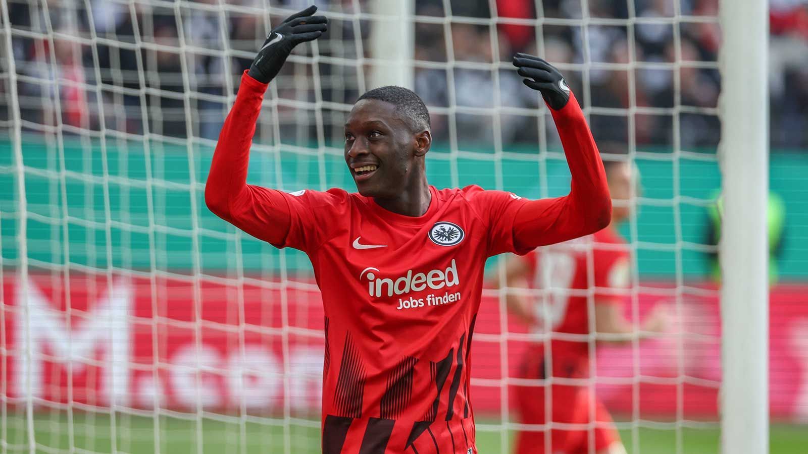 
                <strong>Angriff: Randal Kolo Muani (Eintracht Frankfurt)</strong><br>
                Den Titel "Entdeckung der Saison" macht Füllkrug einzig und allein der Frankfurter Shootingstar streitig. 25 Scorerpunkte (12 Tore, 13 Vorlagen) in 29 Spielen: Kolo Muani, der sogar ablösefrei im Sommer aus Nantes kam, wird wohl als einer der größten Transfercoups in die Eintracht-Klubgeschichte eingehen. Der französische Nationalspieler wird den Klub vermutlich im Sommer nach nur einem Jahr wieder verlassen, sollte die Eintracht den Pokal nicht holen und das internationale Geschäft verpassen. Es dürfte das lukrativste Geschäft der SGE-Geschichte werden. Sportdirektor Markus Krösche rief bereits eine dreistellige Ablöse als Gesprächsbedingung aus.
              