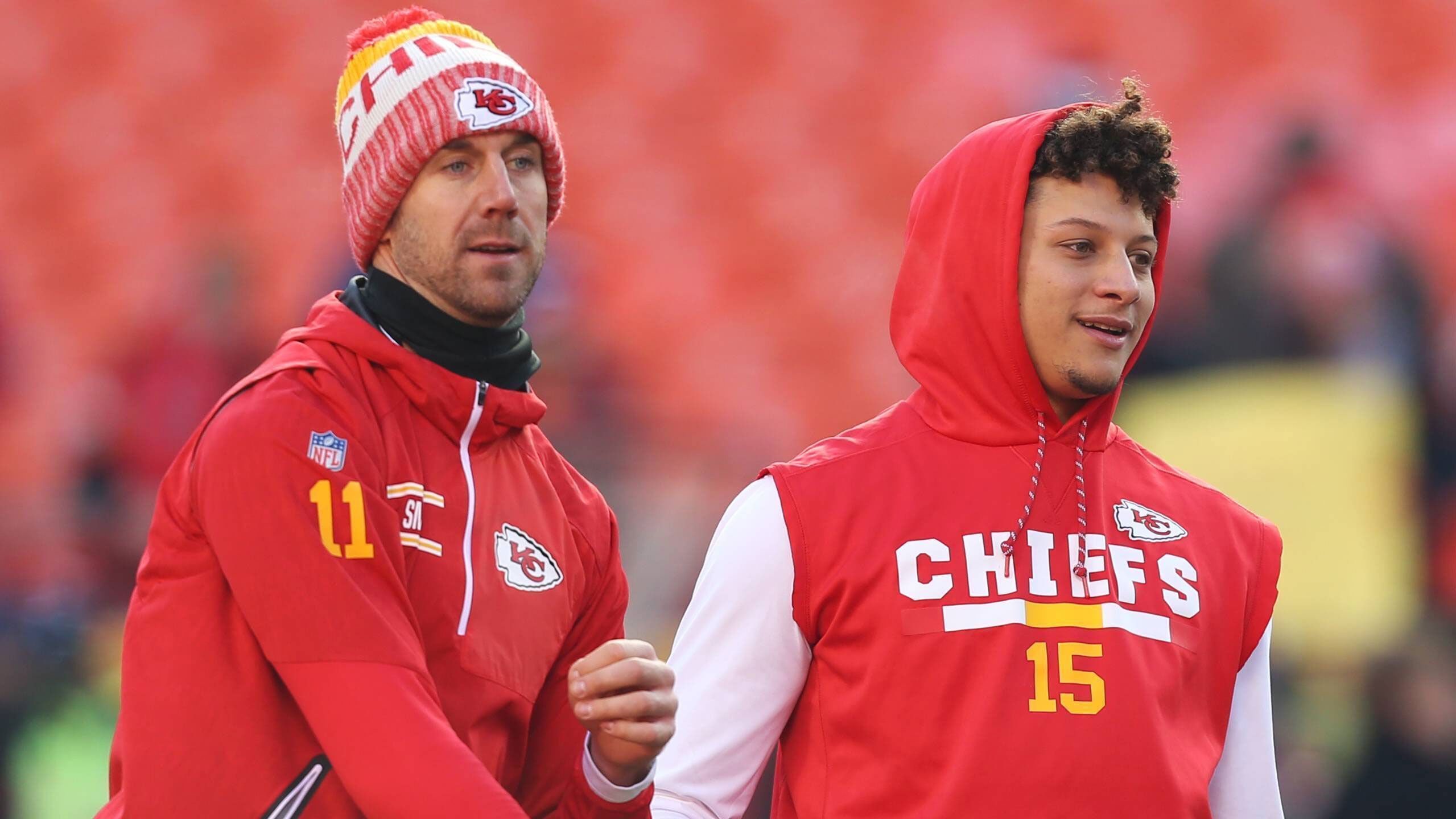 
                <strong>Patrick Mahomes: Lehrmeister Alex Smith</strong><br>
                In seinem ersten NFL-Jahr fungierte Mahomes noch als Backup von Starter Alex Smith (li.) und kam lediglich im letzten Regular-Season-Spiel gegen Denver zum Einsatz (284 Passing Yards, eine Interception). Nichtsdestotrotz verbuchte der Rookie die Spielzeit als Erfolg. "Ich habe viel von Alex Smith gelernt. Ich schreibe ihm einen großen Teil meiner frühen Erfolge zu. Er hat mir nichts vorenthalten, hat mich unterrichtet", offenbarte er im Februar 2020 nach dem Super Bowl 54.
              