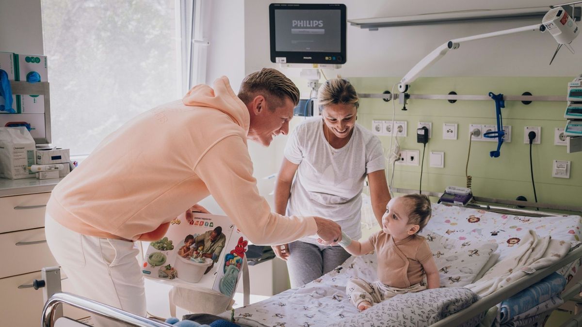 Kroos besucht einen Patienten in Münster