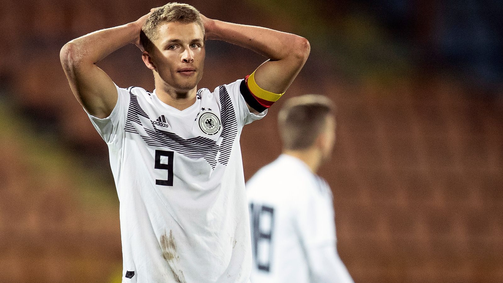 
                <strong>Jann-Fiete Arp (Hamburger SV, U19-Nationalspieler)</strong><br>
                Bis vor gut einem halben Jahr galt auch HSV-Talent Jann-Fiete Arp als aufgehender Stern am deutschen Fußball-Himmel mit unbegrenztem Potenzial. Der Stürmer macht derzeit jedoch seine erste Karriere-Krise durch, kommt beim Bundesliga-Absteiger an der Elbe nur unregelmäßig zu Einsätzen. In der U19-Nationalmannschaft lief es bei seinen drei bisherigen Länderspielen auch nicht sonderlich toll. Zwar traf der 19-Jährige beim 7:0-Kantersieg über Armenien einmal, doch es setzte zuvor schon jeweils 0:1-Niederlagen gegen Portugal und die Niederlande.
              