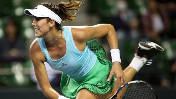 
                <strong>Garbine Muguruza (Nicht Qualifiziert - 3677 Punkte)</strong><br>
                Mit dem Finaleinzug in Peking hätte die Spanierin ihr Ticket für Singapur lösen können, doch Petra Kvitova machte ihr im Achtelfinale einen Strich durch die Rechnung. Seit ihrem Sieg bei den French Open läuft es für Muguruza nicht mehr rund. Lediglich in ein Halbfinale zog die Spanierin seitdem ein. In Wimbledon und bei den US Open war jeweils schon in Runde zwei Endstation. Beim aktuellen Turnier in Linz möchte Muguruza als Topgesetzte ihr Ticket für Singapur klarmachen.
              