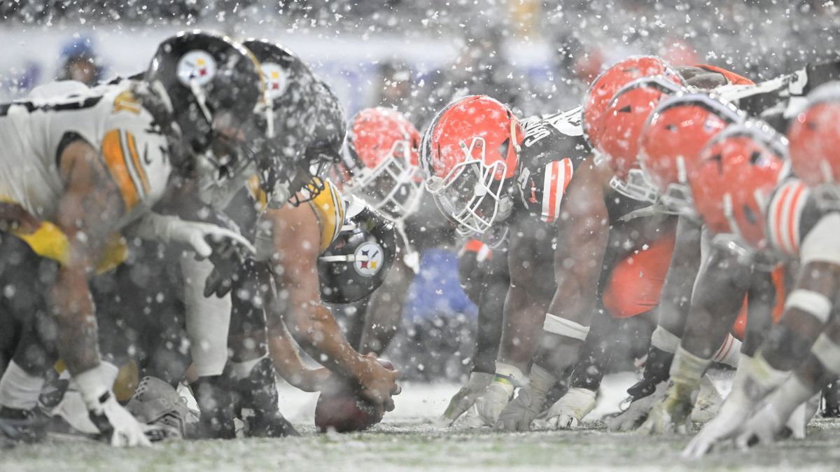 Pittsburgh Steelers v Cleveland Browns