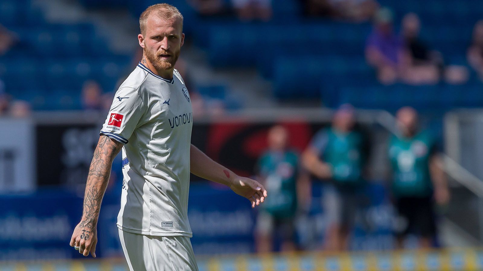 
                <strong>VfL Bochum</strong><br>
                Zugänge: Philipp Förster (VfB Stuttgart), Konstantinos Stafylidis (TSG Hoffenheim), Lys Mousset (Sheffield United), Jannes Horn (1. FC Horn), Jordi Osei-Tutu (Arsenal U21), Kevin Stöger (1. FSV Mainz 05), Philipp Hofmann (Karlsruher SC), Jacek Goralski (Kairat Almaty), Marko Johansson (HSV/Leihe), Saidy Janko (Real Valladolid/Leihe), Dominique Heintz (Union Berlin/Leihe), Tim Oermann und Mohammed Tolba (eigene Jugend), Ivan Ordets (Dinamo Moskau/Leihe), Silvere Ganvoula (Cercle Brügge/Rückkehrer)
              