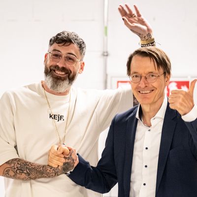 Karl Lauterbach (SPD, r), Bundesminister für Gesundheit, und Sido, Rapper, treffen sich zu einem Gespräch über das Thema der Cannabis-Legalisierung.