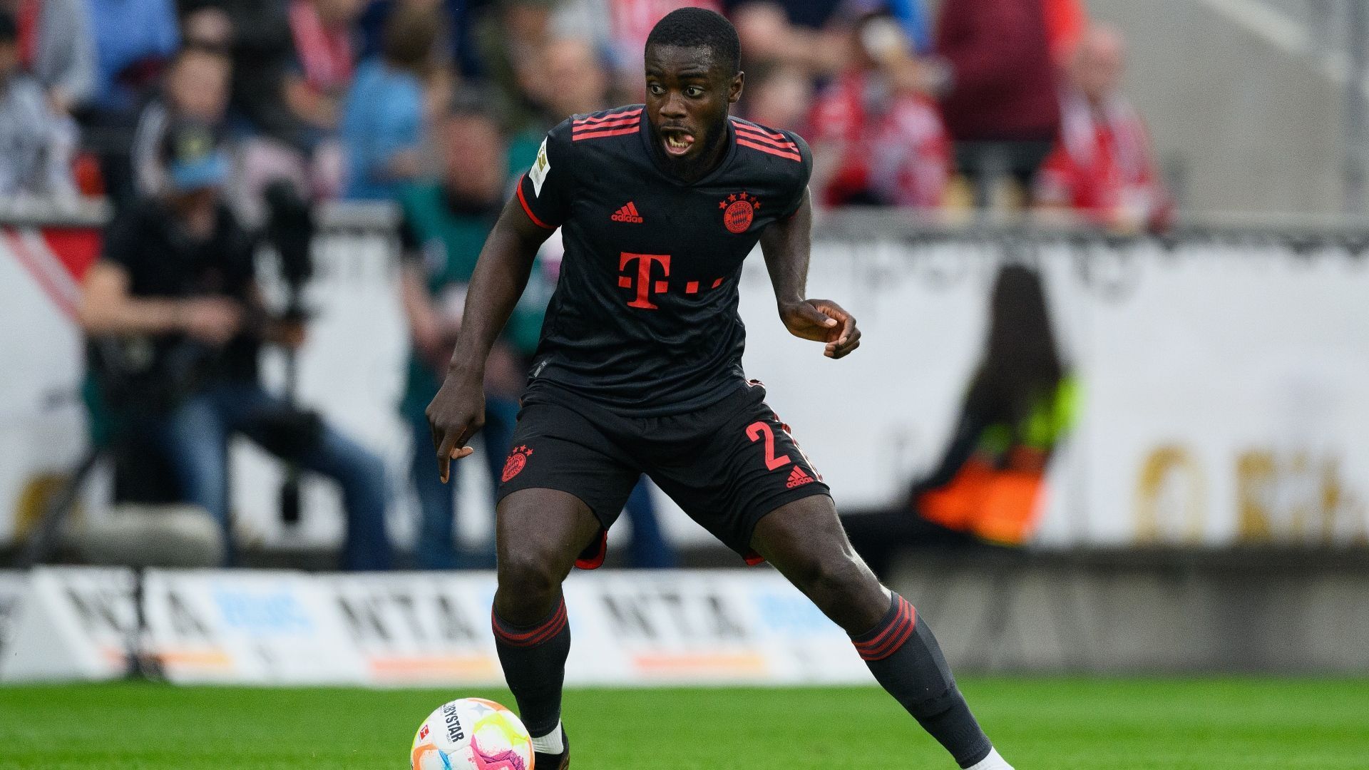 
                <strong>Dayot Upamecano</strong><br>
                Der französische Vize-Weltmeister ist ein weiteres Beispiel dafür, dass man es bis zu Bayern bringen kann, wenn man von Freund entdeckt wird. Der Innenverteidiger unterschreibt im Sommer 2015 im Alter von 16 Jahren ein Vertrag in Salzburg. Zwei Jahre später folgt der Wechsel nach Leipzig, seit 2021 spielt er in der Abwehr des Rekordmeisters.
              