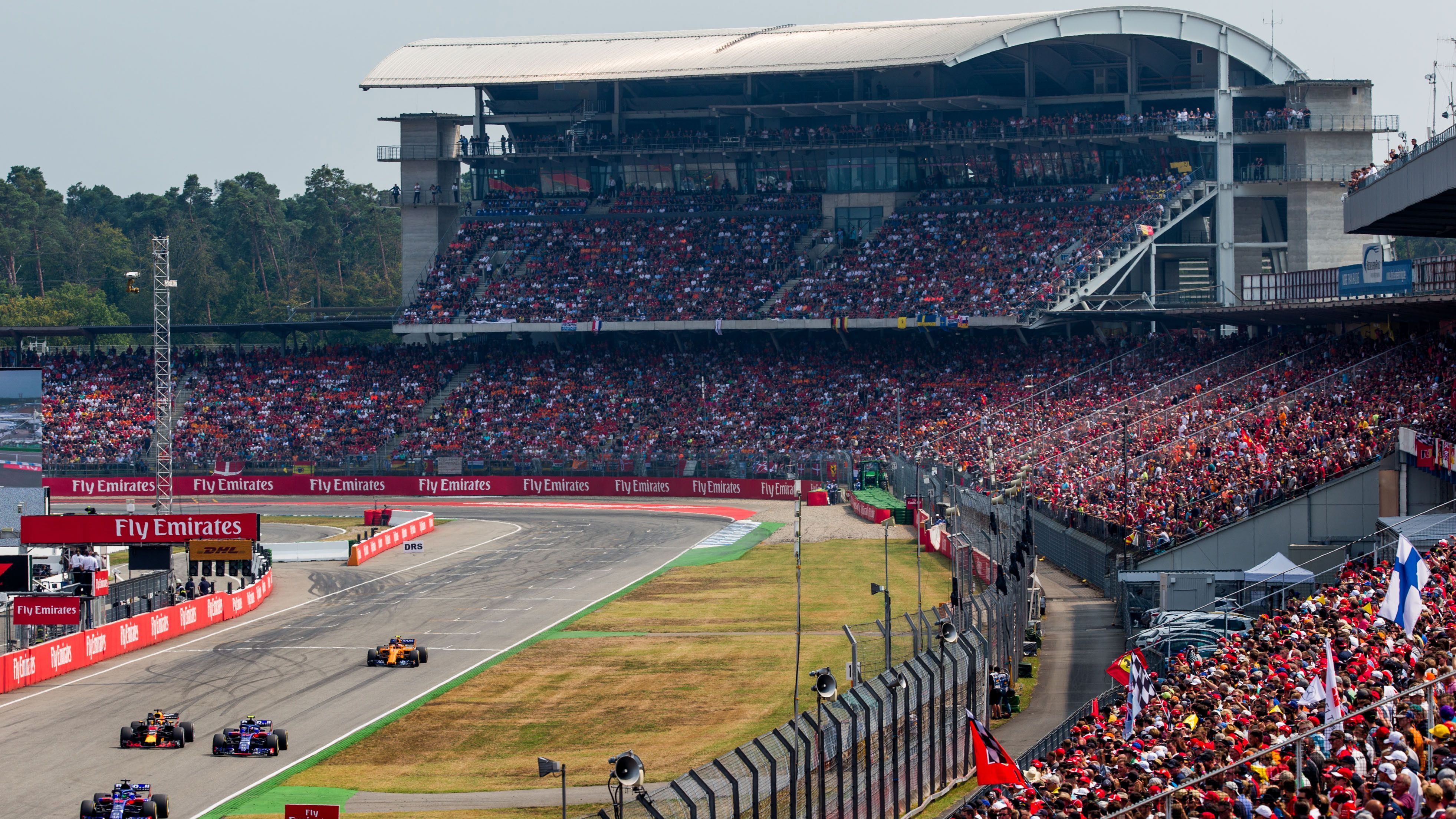 
                <strong>Hockenheimring, Deutschland </strong><br>
                Alle deutschen Fans können erleichtert sein: Auch 2019 gibt es einen deutschen Heim-Grand Prix und wieder ist der Hockenheimring in der Nähe von Heidelberg der Austragungsort. Im vergangenen Jahr verspielte Sebastian Vettel hier einen bereits sicher geglaubten Sieg auf dramatische Weise. Der aktuell 4,574 Kilometer lange Kurs am Waldstück Schwetzinger Hardt war ab 1970 in regelmäßigem Wechsel mit dem Nürburgring in der Eifel Austragungsort des Deutschland Grand Prix.  Rekordsieger sind, seit 2002 auf dem verkürzten Kurs gefahren wird, Fernando Alonso und Lewis Hamilton mit jeweils drei Siegen. 2019 sollte es zunächst kein Formel-1-Rennen auf dem Hockenheimring mehr geben, weil man sich zunächst nicht über die Finanzierung einig wurde.
              