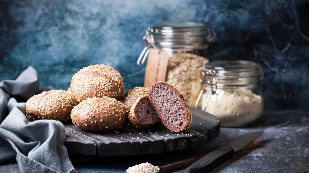 Die Flohsamenschalen der Kraftbrötchen regen die Verdauung an.