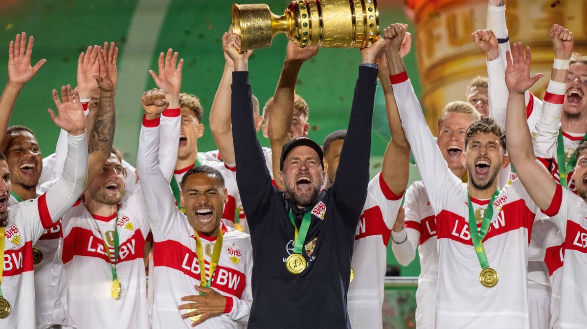Fußball, Herren, Saison 2024 2025, 82. Finale um den DFB-Pokal in Berlin, Arminia Bielefeld - VfB Stuttgart, Siegerfoto Stuttgart, Trainer Sebastian Hoeneß (Stuttgart) mit dem Pokal, 24.05. 2025, *...