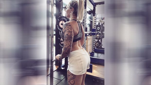 
                <strong>Rowan Cheshire</strong><br>
                Aus dieser Zeit stammen auch ihre Tattoos. Sie ist mittlerweile süchtig danach. Sogar auf der Innenseite ihrer Unterlippe hat sie eines: "Bite me – beiß mich", steht dort.
              