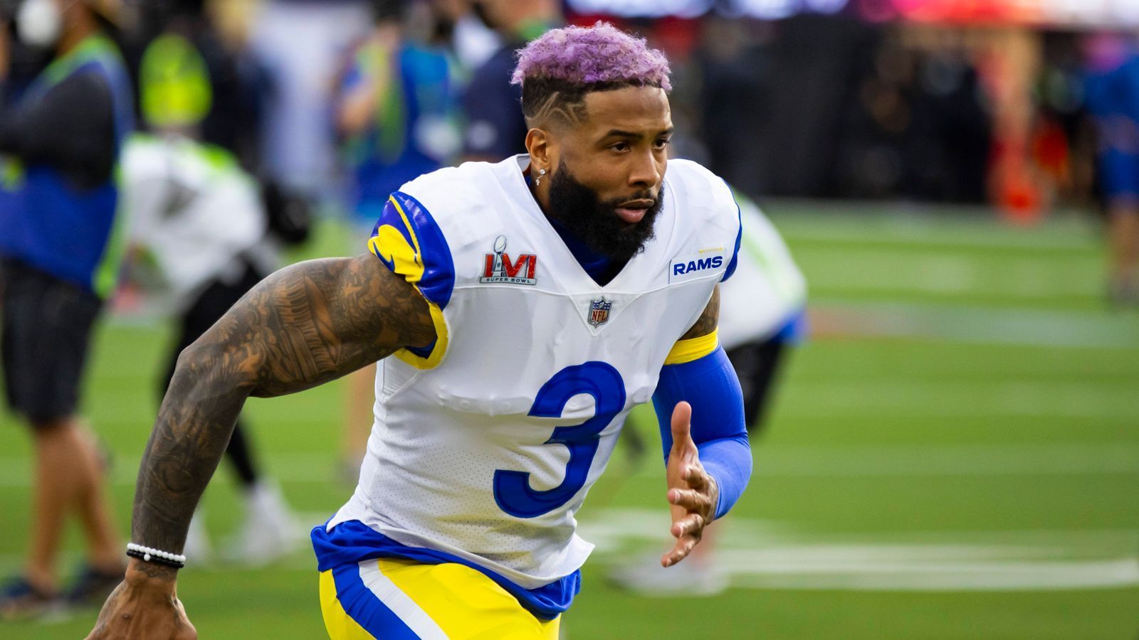 
                <strong>Odell Beckham Jr. (aktuell vereinslos)</strong><br>
                Der schillerndste Name unter den Kandidaten ist wohl Odell Beckham Jr. Der exzentrische Wide Receiver hat mit den Los Angeles Rams einen Super Bowl gewonnen. Bitter: Im größten Spiel seiner bisherigen Karriere riss sich Beckham Jr. das Kreuzband. Noch immer fällt er aktuell verletzt aus. Ein Engagement in der "Frozen Tundra" ist aber nicht nur deshalb unwahrscheinlich: Einerseits haben die Rams großes Interesse daran, Beckham Jr. zurückzuholen, andererseits hat und auch Packers-Quarterback Aaron Rodgers die "Cheeseheads" als möglichen Landing-Spot für den 29-Jährigen (vorerst) aus dem Rennen genommen: "Odell und ich sind jetzt schon ein paar Jahre befreundet und mit einem Spieler seines Niveaus willst Du natürlich irgendwann zusammenspielen. Aber er ist aktuell verletzt, weshalb es nicht nötig ist, ein solches Szenario zu kommentieren.", so Rodgers über eine mögliche Verpflichtung von Beckham Jr.
              