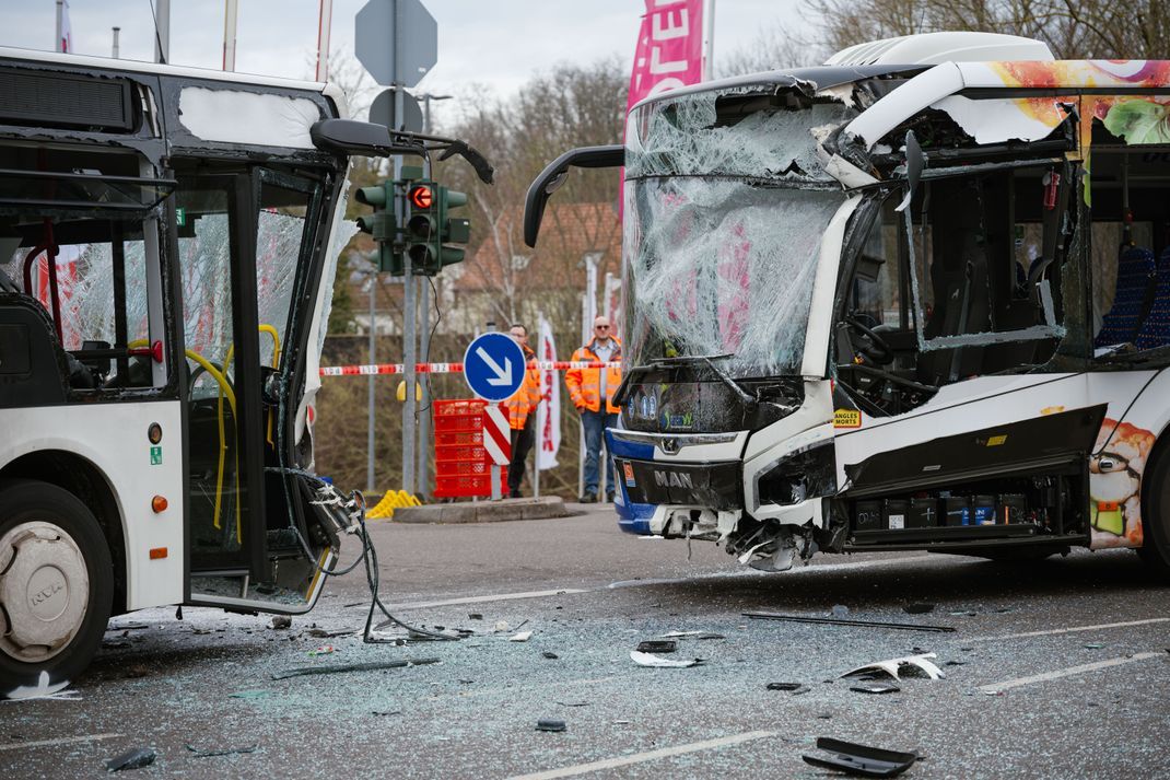 Zwei Linienbusse sind auf einer Kreuzung in Saarbrücken frontal zusammengestoßen. Es gab mehrere Verletzte. 