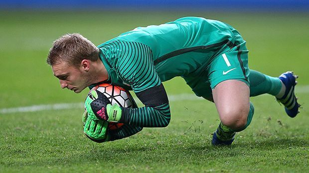 
                <strong>Jasper Cillessen</strong><br>
                Jasper Cillessen: Einen Tag später kam Nummer acht hinzu. Holland-Keeper Jasper Cillessen prallte im Training mit Torjäger Klaas-Jan Huntelaar zusammen und brach sich die Nase.
              