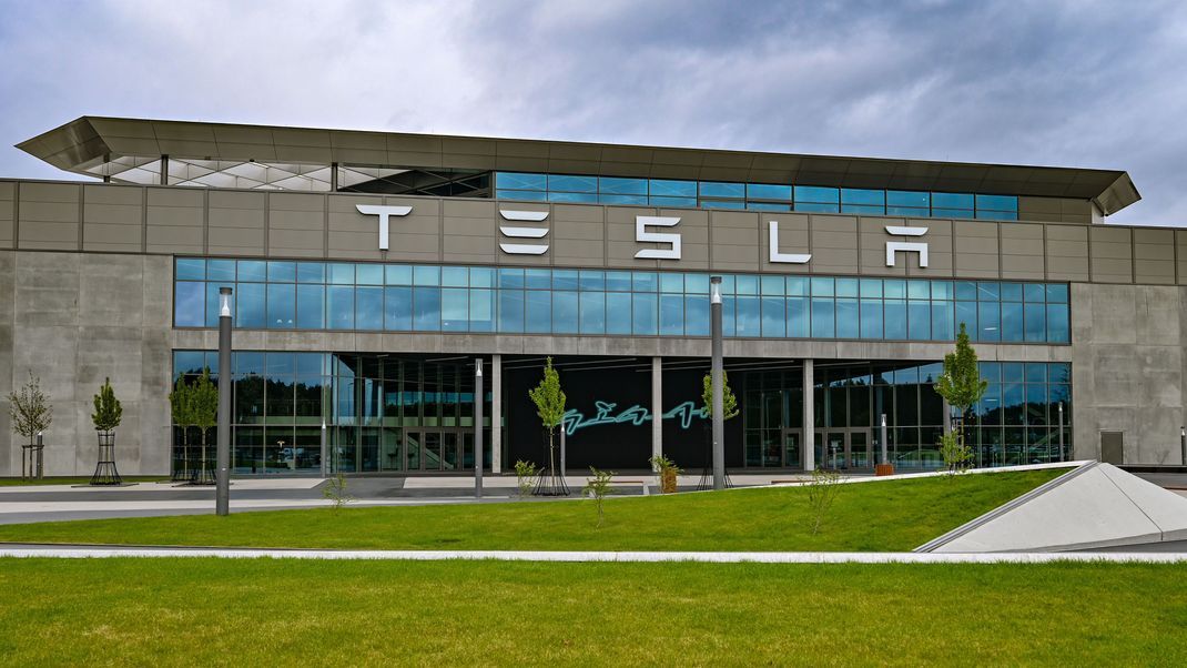 Der angekündigte Personalabbau bei Tesla trifft auch das einzige europäische Werk bei Berlin.