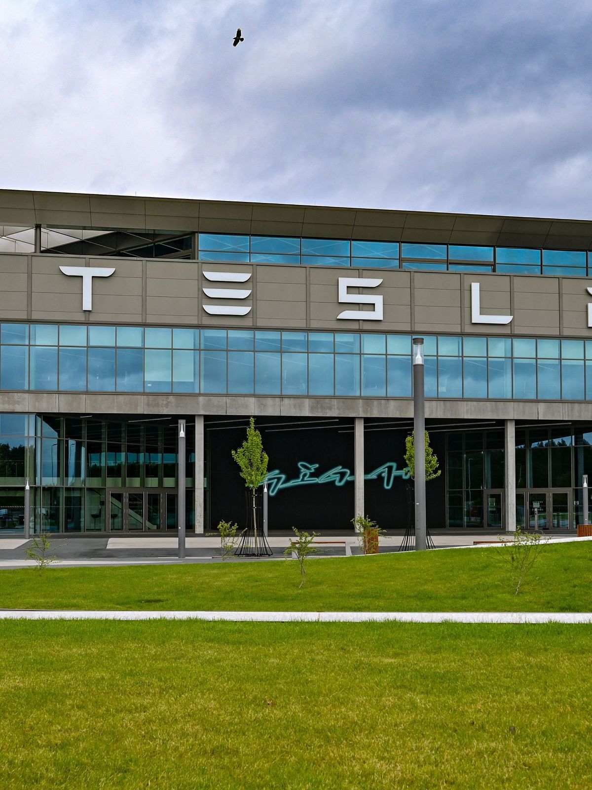 Der angekündigte Personalabbau bei Tesla trifft auch das einzige europäische Werk bei Berlin.