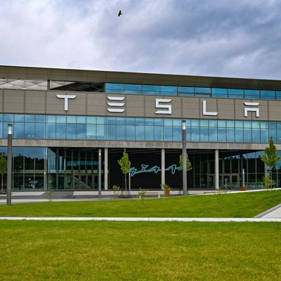 Der angekündigte Personalabbau bei Tesla trifft auch das einzige europäische Werk bei Berlin.