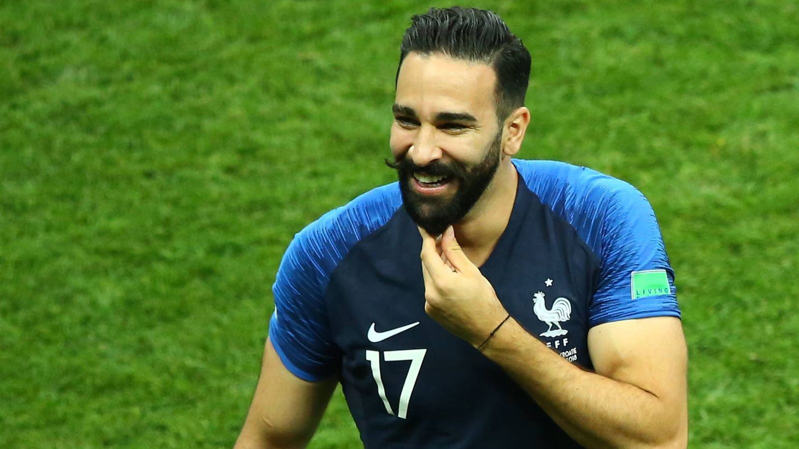 
                <strong> Weltmeister, Pamela Anderson und Pannen: Das bunte Leben des Adil Rami</strong><br>
                Adil Rami ist immer wieder für Schlagzeilen gut - mehr abseits als auf dem Rasen. Wie er jetzt verrät, unterläuft ihm bei der Pokalübergabe nach dem WM-Sieg gegen Kroatien ein grober Fauxpas. Im Gespräch mit der kroatischen Präsidentin Kolinda Grabar-Kitarovic will er seine Wertschätzung für das Land des Staatsoberhauptes ausdrücken. Rami erzählt ihr, wie sehr er die Insel Mykonos liebt. Das Problem dabei: Mykonos ist Teil von Griechenland und nicht von Kroatien. Teamkollege Oliver Giroud klärt Rami kurz danach auf. Es ist nicht die erste Panne, die dem Innenverteidiger von Olympique Marseille passiert. Er legt eine bewegte Karriere hin und macht auch mit der Wahl seiner Lebenspartnerin Schlagzeilen. ran.de zeigt das bunte Leben des Adil Rami.
              