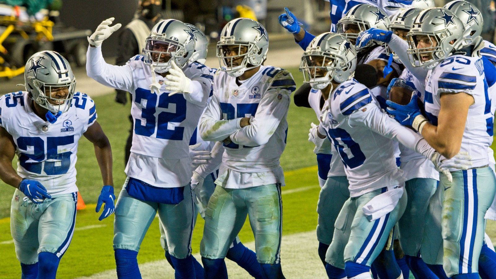 
                <strong>Die runderneuerte Defense der Cowboys: Diese Männer sollen Tom Brady stoppen</strong><br>
                Beim Eröffnungsspiel der diesjährigen NFL-Saison zwischen den Tampa Bay Buccaneers und den Dallas Cowboys (in der Nacht von Donnerstag auf Freitag ab 02:05 Uhr auf ProSieben und im Livestream auf ran.de) stehen die Offenses der beiden Teams im Fokus. Aus Dallas-Sicht ist jedoch vor allem die Defense gefordert, die im vergangenen Jahr zu den schlechtesten der Liga gehörte. ran stellt das teils brandneue Personal der Defense der Cowboys vor.
              