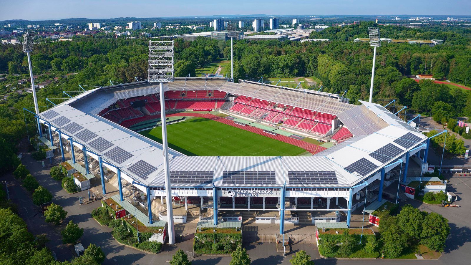 
                <strong>Max-Morlock-Stadion (1. FC Nürnberg)</strong><br>
                &#x2022; Kapazität: 50.000<br>&#x2022; Sitzplätze: 36.771<br>&#x2022; Stehplätze: 13.229<br>&#x2022; Logen: 19<br>
              