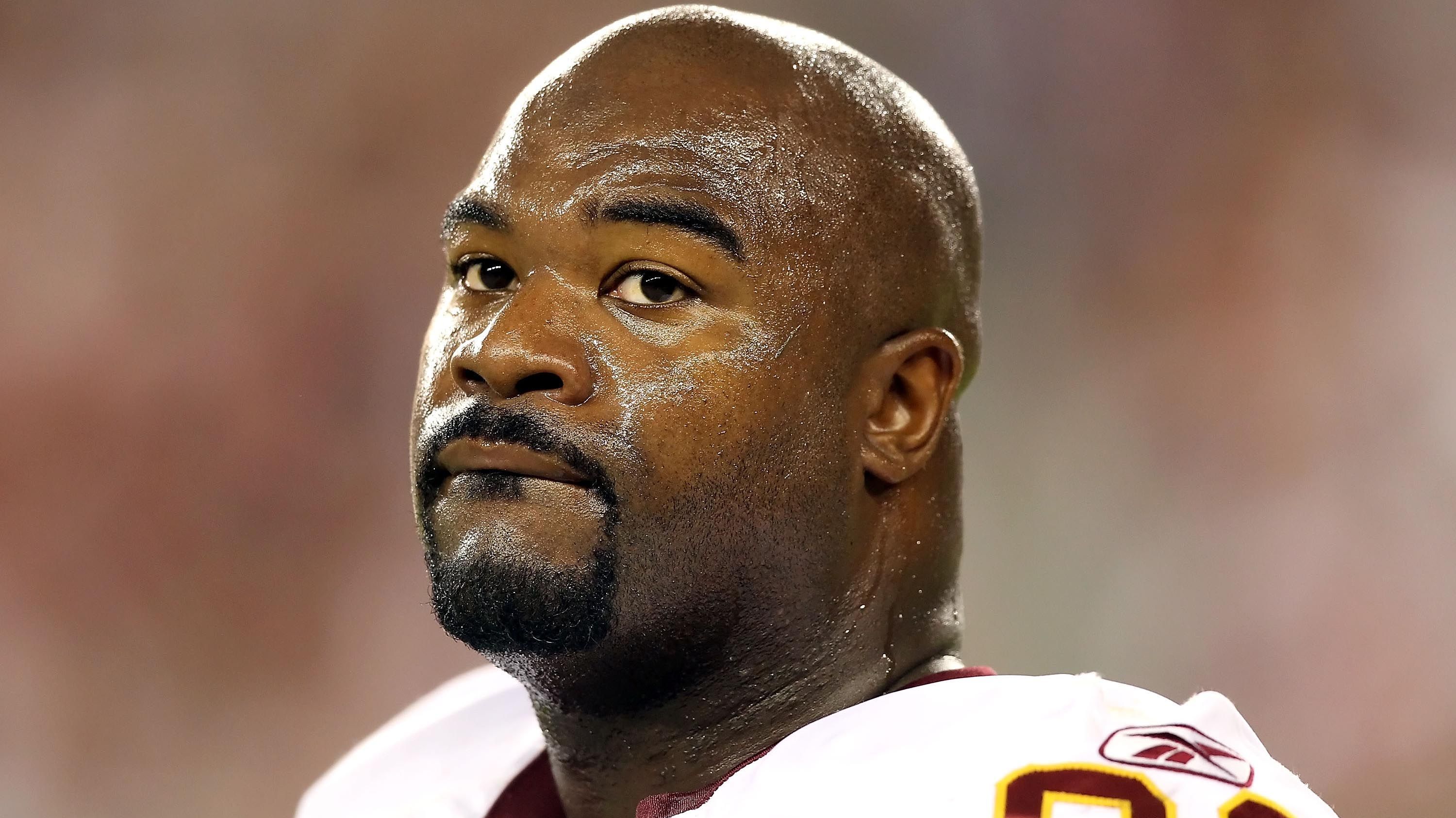 <strong>Albert Haynesworth (Washington Redskins) </strong><br>
                Ein etwas älteres Beispiel für einen Spieler, der trotz Monster-Vertrag enttäuschte, ist Albert Haynesworth. Nach zwei starken Spielzeiten bei den Tennessee Titans statteten die damaligen Washington Redskins den Defensive Tackle 2009 mit einem Siebenjahresvertrag über 100 Millionen Dollar aus – obwohl es Bedenken bezüglich der Arbeitseinstellung und Disziplin von Haynesworth gab ...