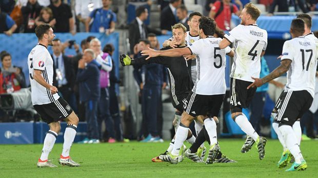 
                <strong>Deutschland vs. Italien</strong><br>
                Platz zwei: Deutschland vs. Italien (7:6 n.E.): Ein absoluter Klassiker steigt im Viertelfinale. Auch bei der EM in Frankreich bietet dieses Gigantentreffen tollen Fußball und Dramatik pur.
              