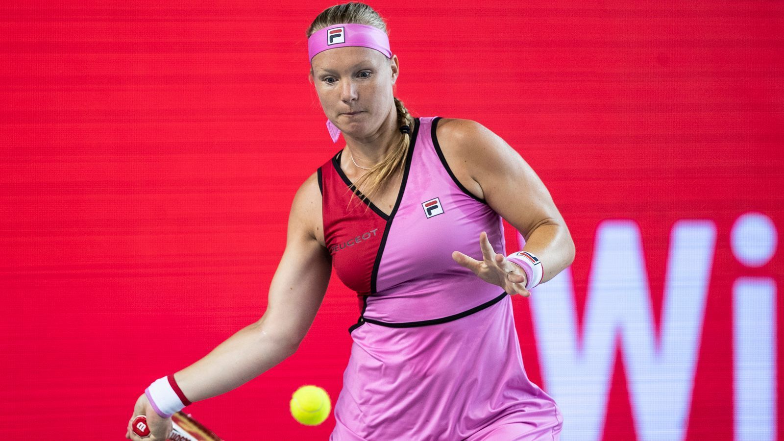 
                <strong>Kiki Bertens</strong><br>
                Die Niederländerin Kiki Bertens, aktuelle Nummer 7 der Weltrangliste, verzichtet auf die US Open und begründet es mit Blick nach vorne. Da ihr bei einer Rückkehr aus den USA eine Quarantäne drohe, fürchte sie aus heutiger Sicht, dass sie dann möglicherweise nicht beim Masters in Rom und anschließend den French Open starten könne. 
              